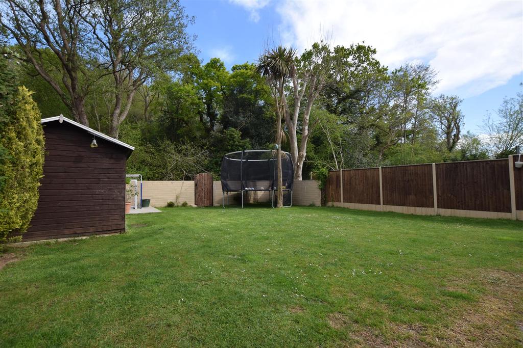 Ironlatch Avenue, St. LeonardsOnSea 5 bed detached house £450,000