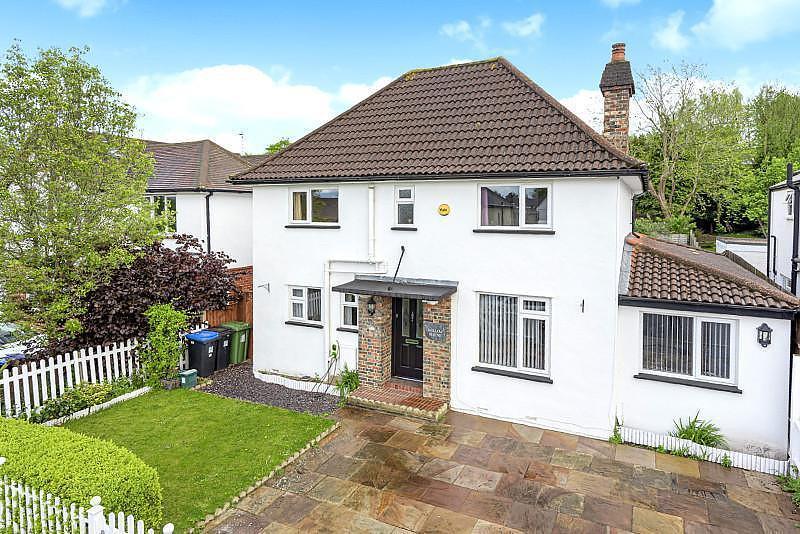 Kingsway, Woking, GU21 4 bed detached house £825,000