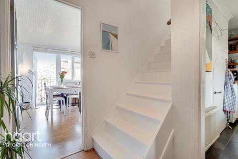 9d Warminster Road, London, SE25 4DP