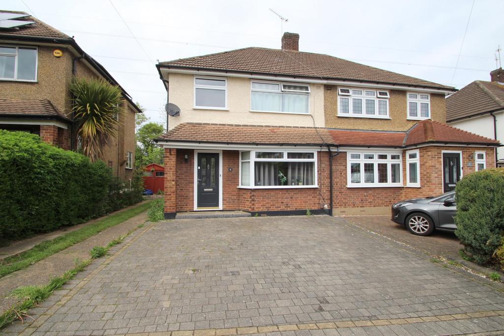 Dee Close, Upminster, RM14 3 bed house £1,750 pcm (£404 pw)