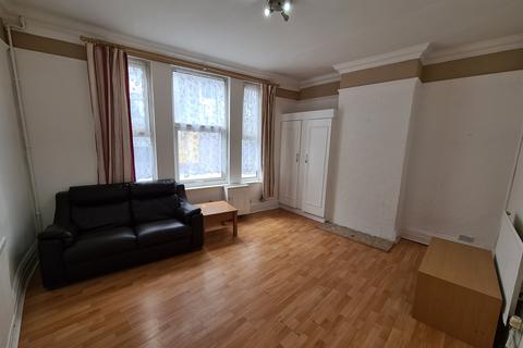2 bedroom flat to rent, Chester Road, Manchester, M15 4EY