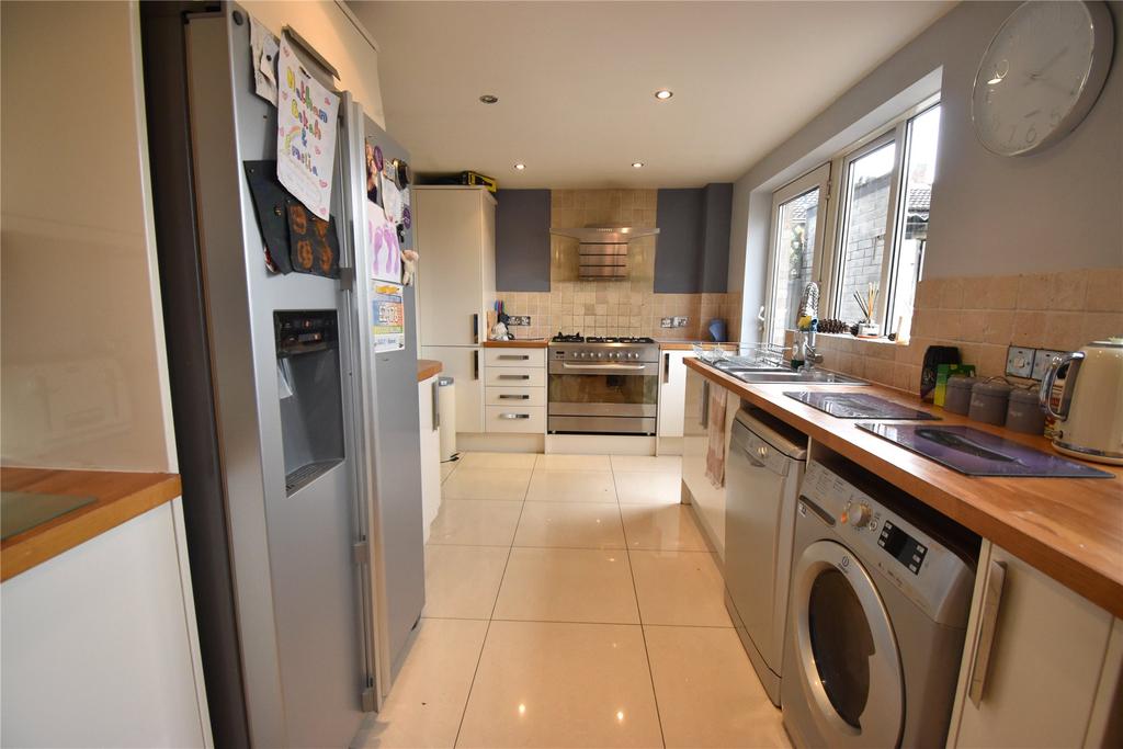 Manston Drive, Easthampstead, Bracknell, Berkshire, RG12 3 bed end of