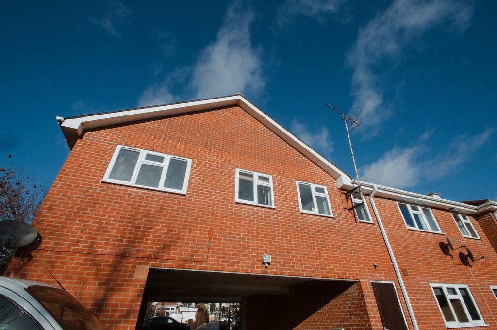 Hart Road, Thundersley 2 bed apartment £225,000