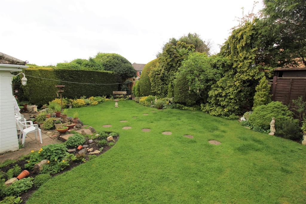 Snowdon Gardens, Churchdown, Gloucester 2 bed semidetached bungalow