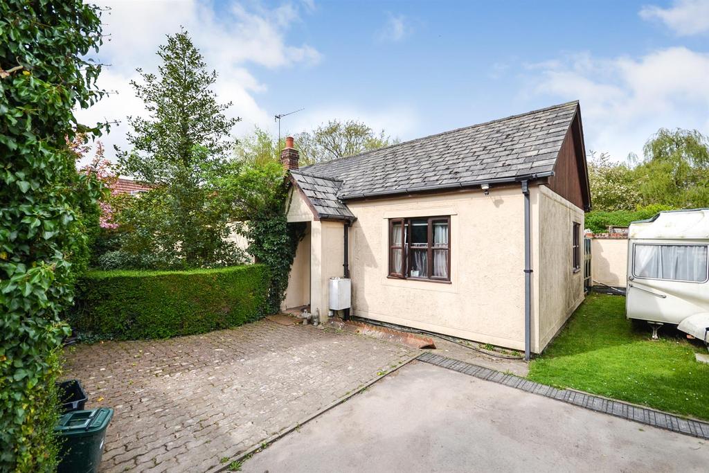 Stoney Hills, BurnhamonCrouch 3 bed detached bungalow for sale £425,000
