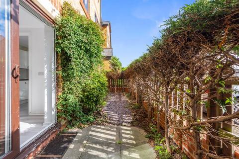 74 Riverside Close, London, E5 9SR