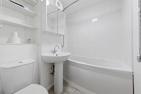 74 Riverside Close, London, E5 9SR