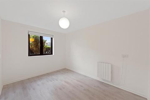 74 Riverside Close, London, E5 9SR