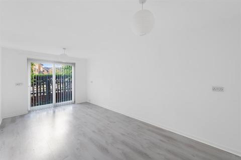 74 Riverside Close, London, E5 9SR
