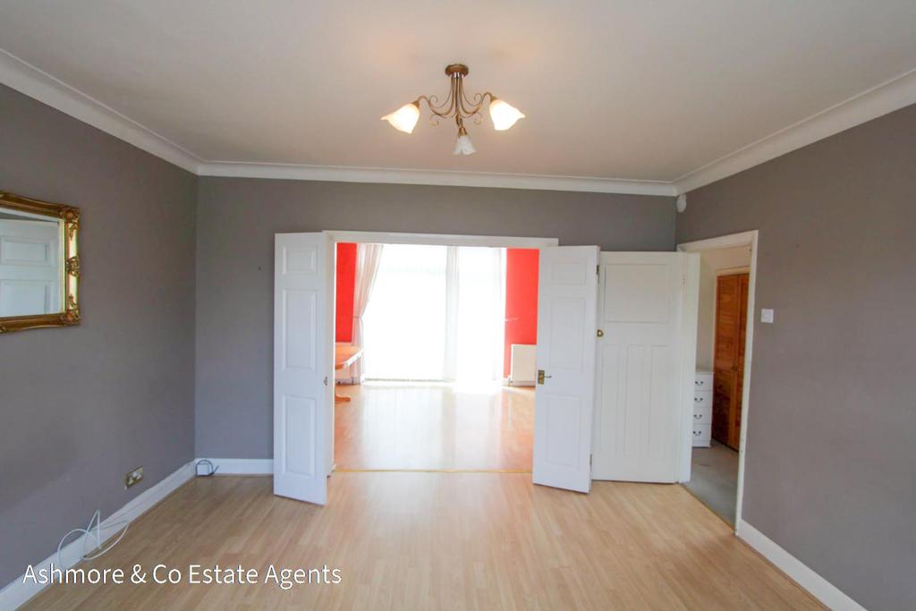 Holders Hill Drive, Hendon, NW4 5 bed semidetached house £675,000