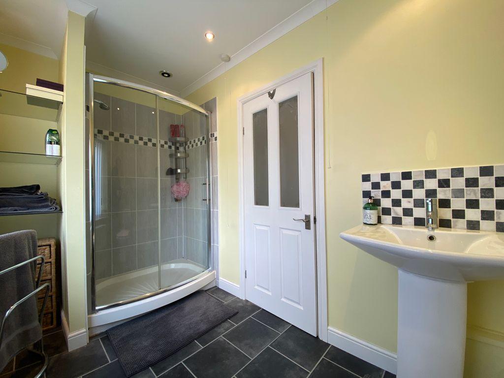 Ensuite to Bed 1