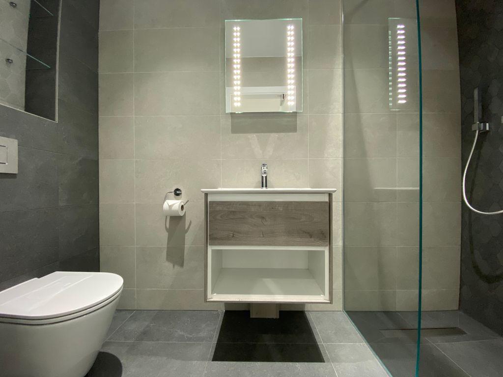 Ensuite to Bed 1