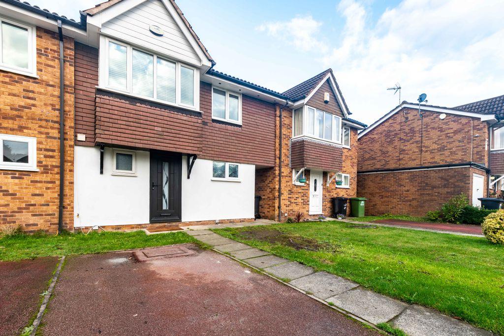 Larchwood Drive, Wilmslow SK9 2NU 3 bed mews £995 pcm (£230 pw)