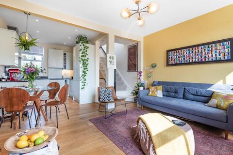 First Floor Flat, 98 Hamilton Road, London, SW19 1JF