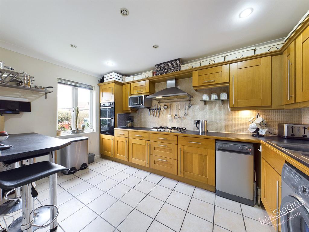 Lacock Gardens, Maidstone, ME15 3 bed terraced house £300,000