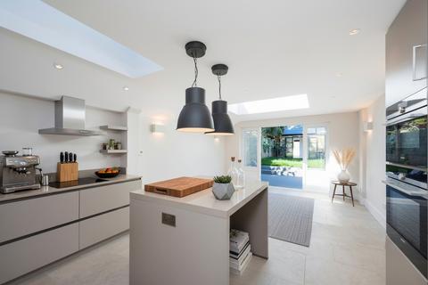 3 bedroom terraced house to rent, Queens Road, East Sheen, London
