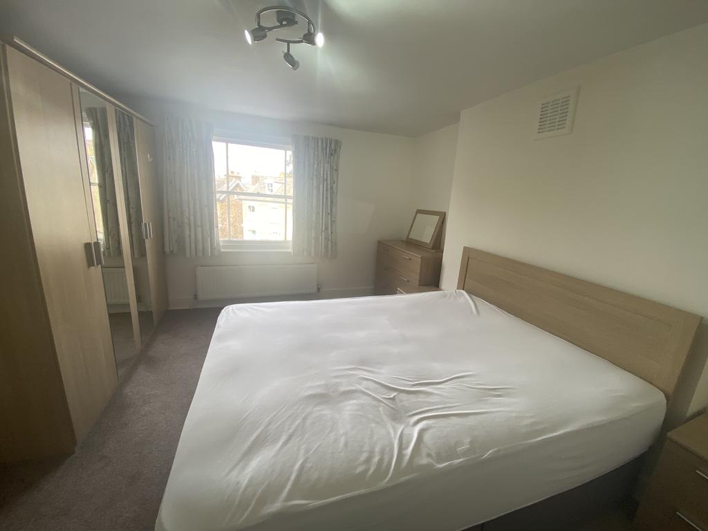 Durand Gardens, London SW9 3 bed £1,950 pcm (£450 pw)