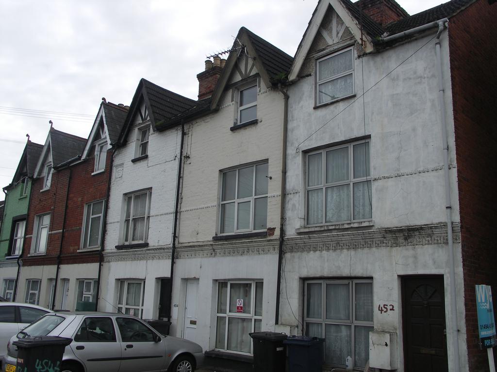 London Road, High Wycombe, HP11 2 bed flat - £950 pcm (£219 pw)