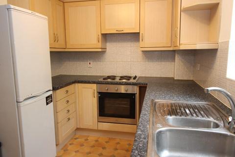 2 bedroom flat to rent, Peatey Court, High Wycombe, HP13