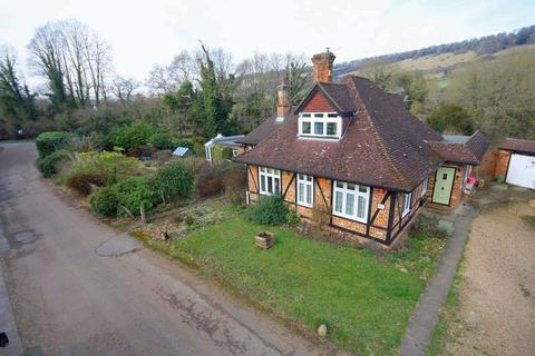 2, The Lodge Castle Gardens, Dorking, RH4 1NY