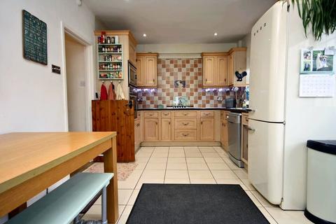 2, The Lodge Castle Gardens, Dorking, RH4 1NY