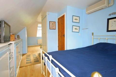 2, The Lodge Castle Gardens, Dorking, RH4 1NY