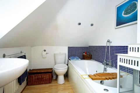 2, The Lodge Castle Gardens, Dorking, RH4 1NY