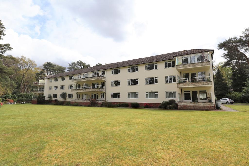 Aldridge Road, Ferndown, BH22 2 bed apartment £275,000