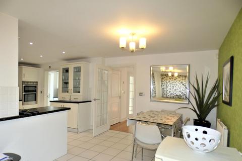 6 Chestnut Close, Carterton, OX18 1HG
