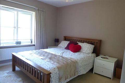 7 Admiral Way, Godalming, GU7 1QN