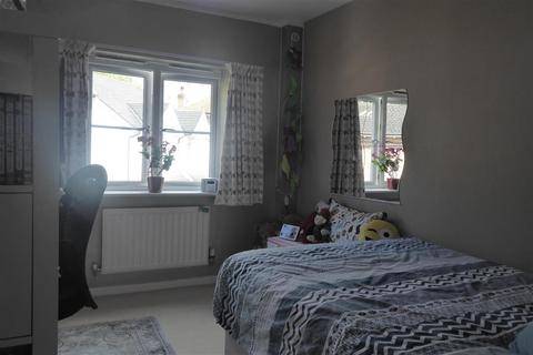 7 Admiral Way, Godalming, GU7 1QN