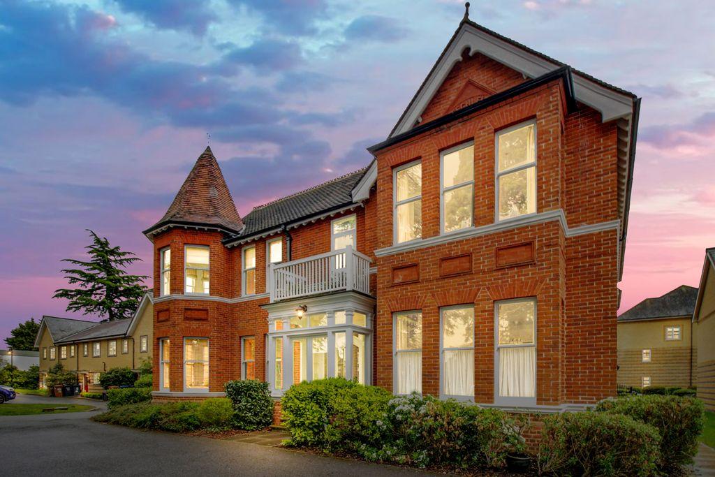 Newland Gardens, Hertford SG13 7WN 1 bed apartment £300,000