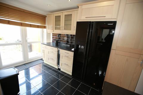 2 bedroom end of terrace house to rent, Hayes , UB4