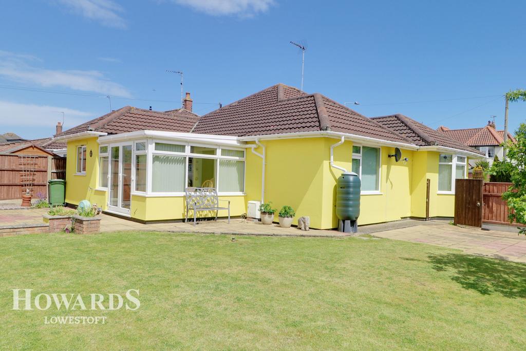 Gorleston Road, Lowestoft 2 bed detached bungalow £275,000