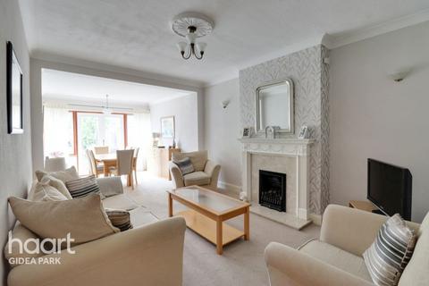 75 Pettits Lane, Romford, RM1 4ET