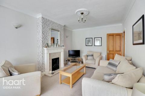 75 Pettits Lane, Romford, RM1 4ET