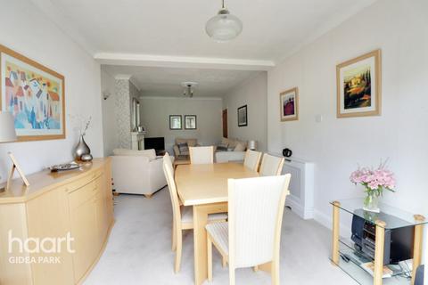 75 Pettits Lane, Romford, RM1 4ET