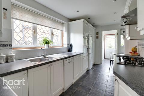 75 Pettits Lane, Romford, RM1 4ET