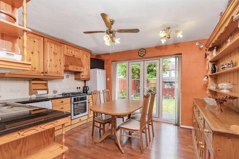 20 Warburton Road, Twickenham, TW2 6EP