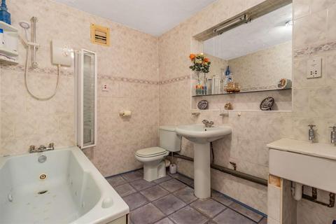 20 Warburton Road, Twickenham, TW2 6EP