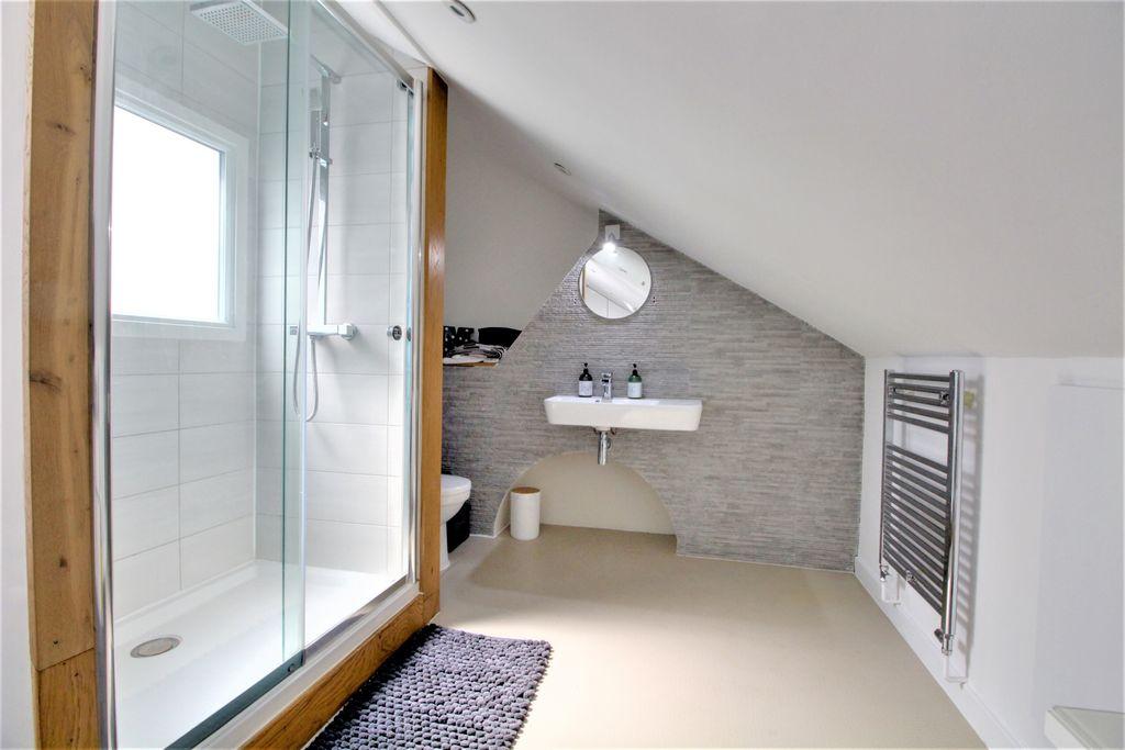 Ensuite to Bed 1