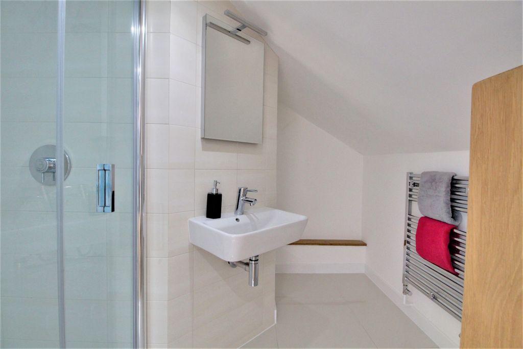 Ensuite to Bed 2