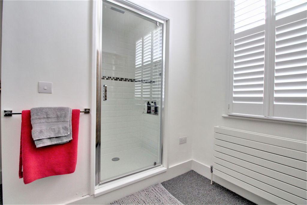 Bathroom (Shower to Bedroom 3)