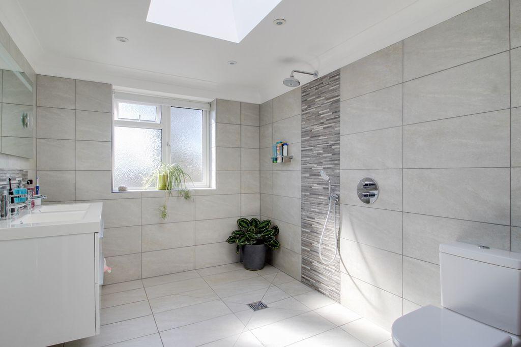 Ensuite to Bed 1