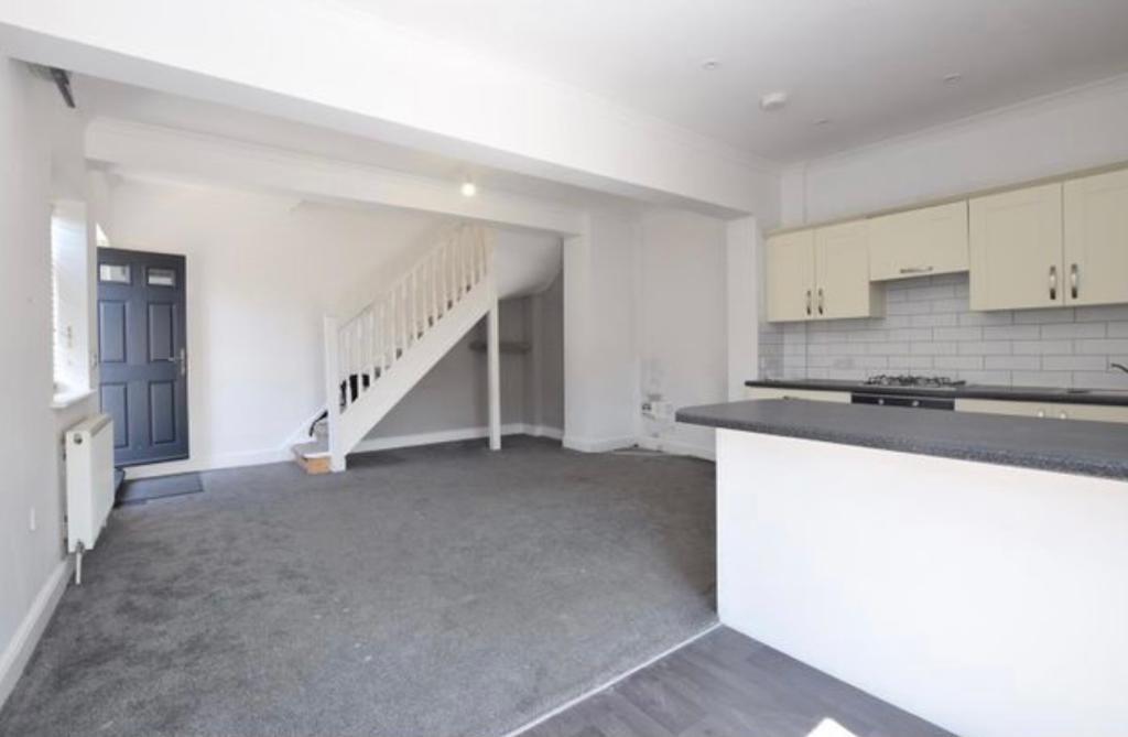 Malcolm Road, Coulsdon 2 bed end of terrace house £1,300 pcm (£300 pw)