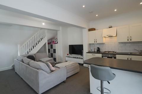 2 bedroom end of terrace house to rent, Malcolm Road, Coulsdon