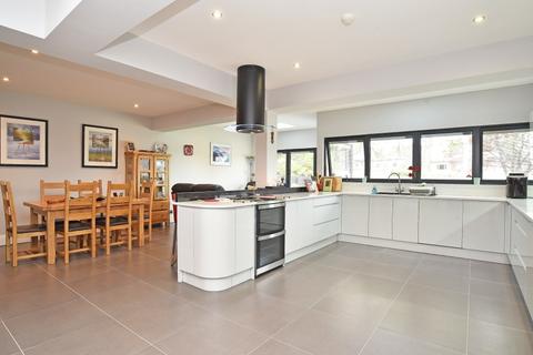 135 Hookstone Road, Harrogate, HG2 8QJ