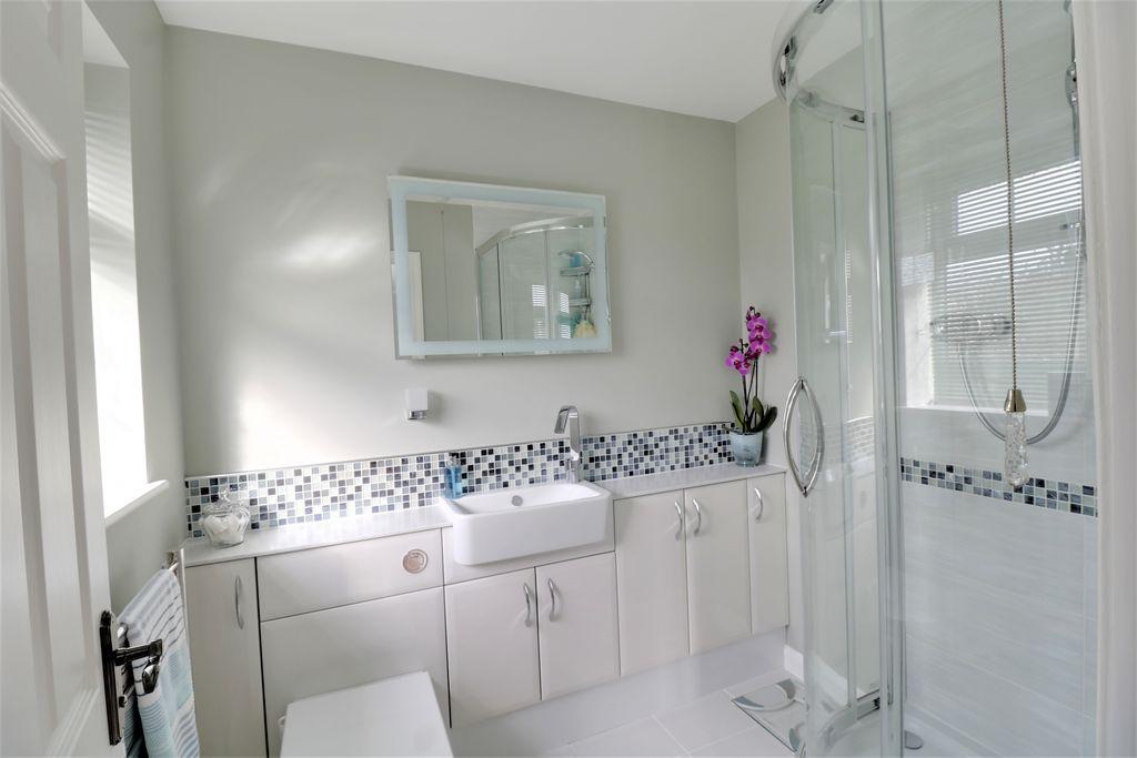 Ensuite to Bed 1