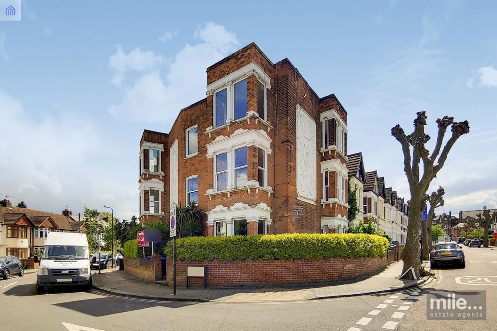 St. Johns Avenue, London NW10 3 bed flat to rent £1,860 pcm (£429 pw)