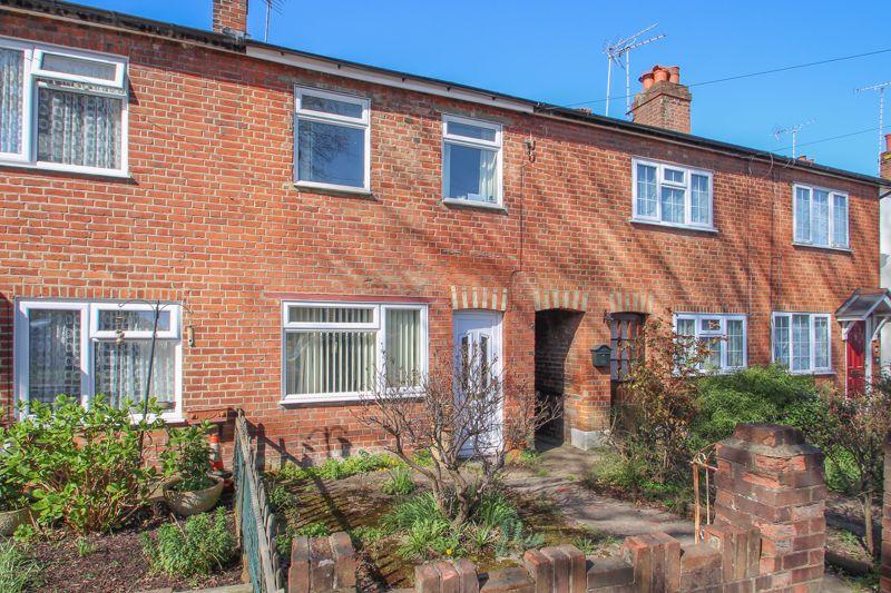 Common Road, Claygate 2 bed cottage £450,000